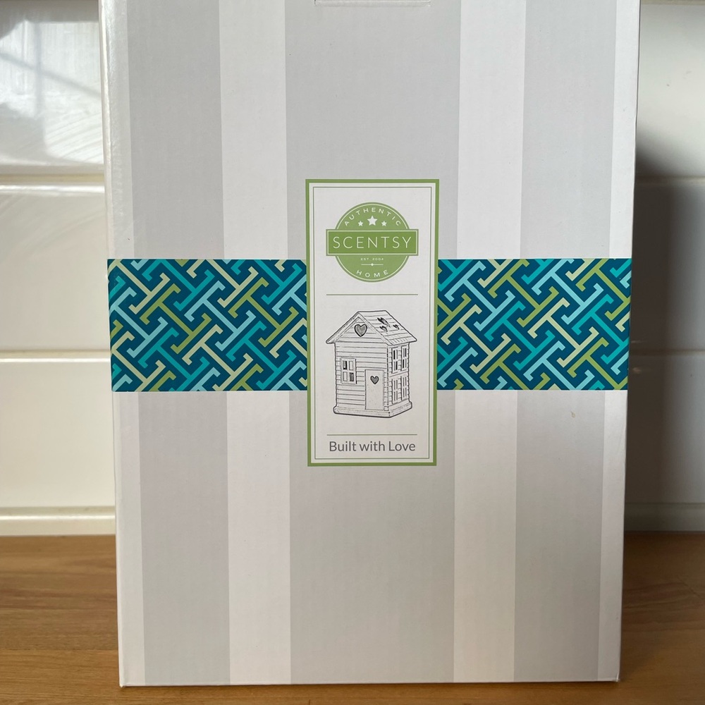 NIB Retired Scentsy Built With Love House Shaped Wax Warmer